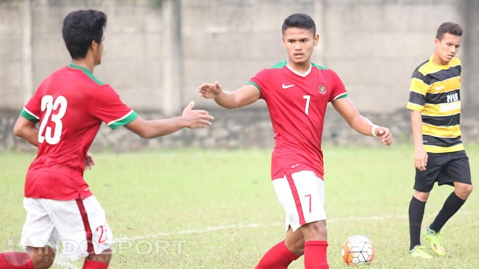 Dimas Drajat menyalami rekannya usai mencetak gol. Copyright: © Herry Ibrahim/Indosport